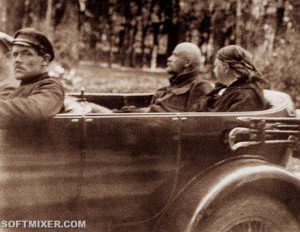 Ленин и Крупская по дороге в Горки, на автомобиле.